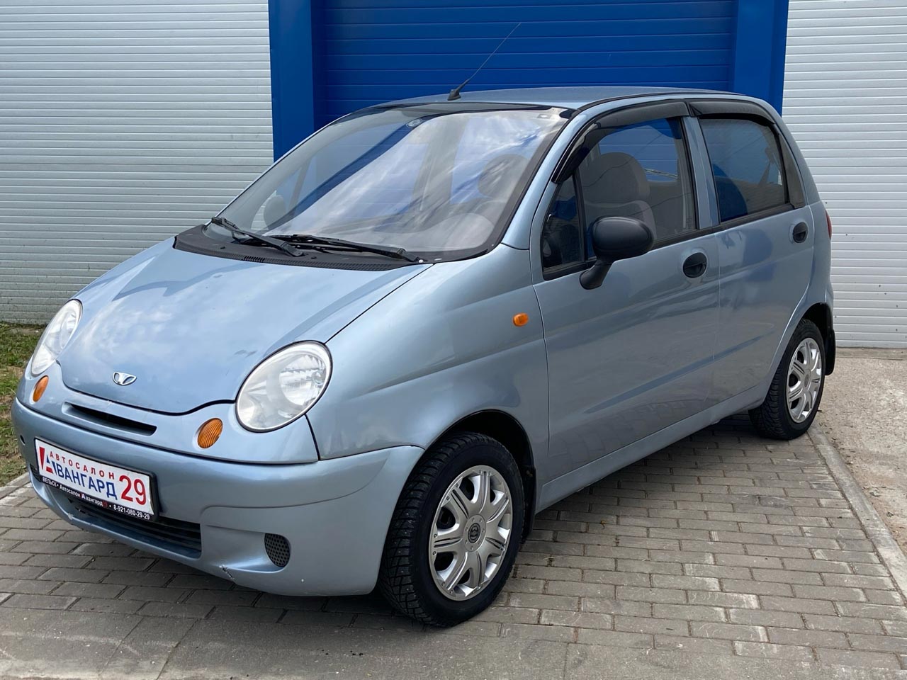 Матиз в автосалоне. Матиз с языком. Пульт для Daewoo Matiz. Торт Матиз машина.