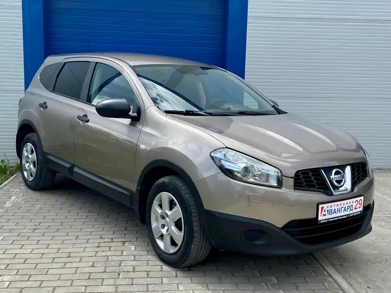 Семиместный Nissan Qashqai 2012 года выпуска с пробегом 139000 км. 2 владельца по ПТС. Не битый.