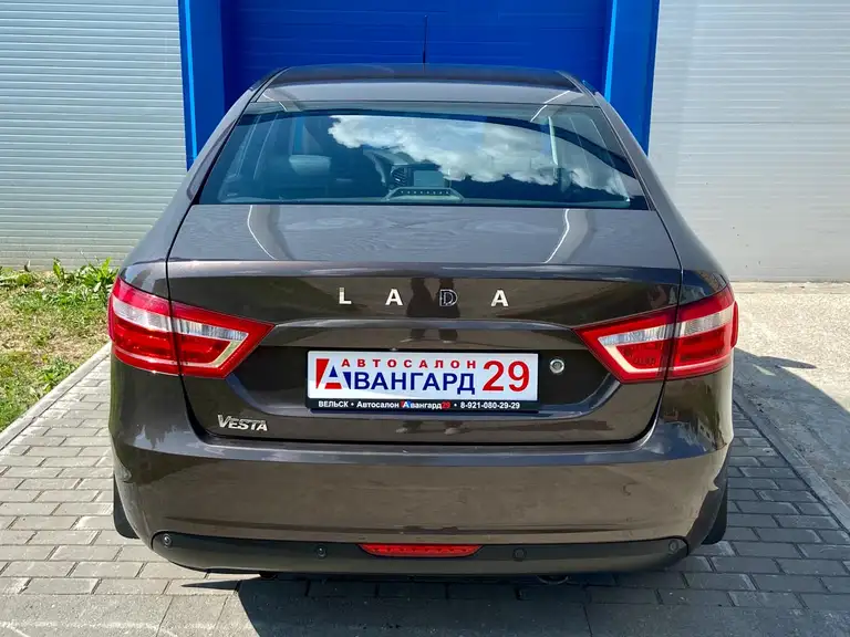 Lada Vesta в комплектации Comfort от 1 владельца с 2 комплектами резины.