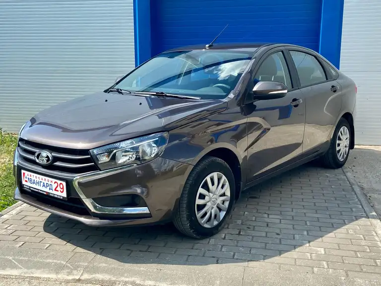 Lada Vesta в комплектации Comfort от 1 владельца с 2 комплектами резины.