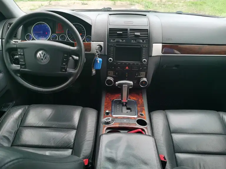 По трассе и на легкому бездорожью ведёт себя уверенно - Volkswagen Touareg 2008 года в продаже в автосалоне Авангард 29 г. Вельск. Пробег: 387000 км. Дизель.