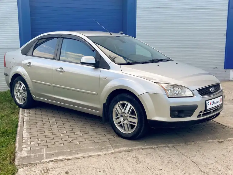 Ford Focus в комплектации Комфорт серебристого цвета с пробегом 221800 км. 