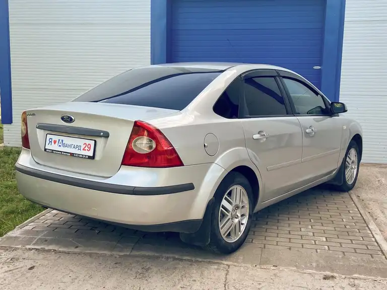 Ford Focus в комплектации Комфорт серебристого цвета с пробегом 221800 км. 