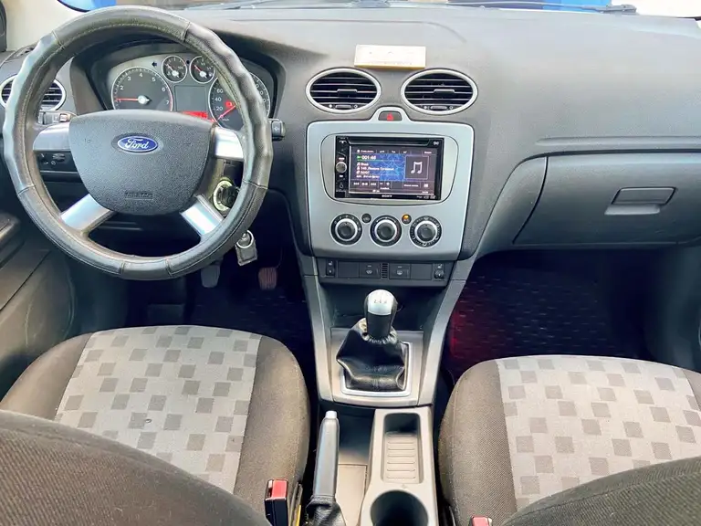 Ford Focus в комплектации Комфорт серебристого цвета с пробегом 221800 км. 