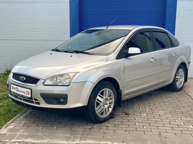 Ford Focus в комплектации Комфорт серебристого цвета с пробегом 221800 км. 