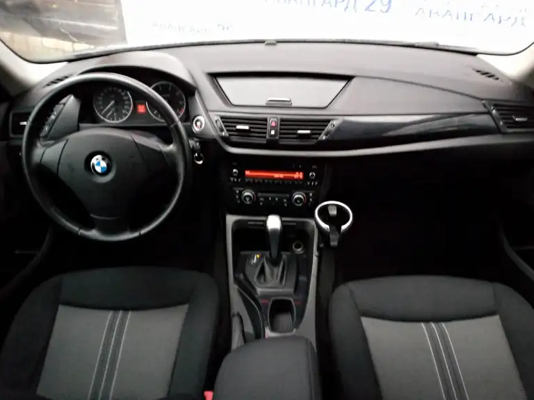 BMW X1 2012 года выпуска с пробегом 171000 км. 4+ владельцев по ПТС. Не битый.