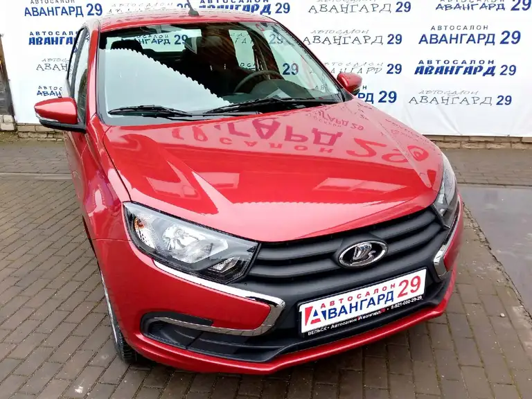 Новая Lada Granta 2022 года в кузове седан красного цвета в автосалоне Авангард 29 г. Вельск.