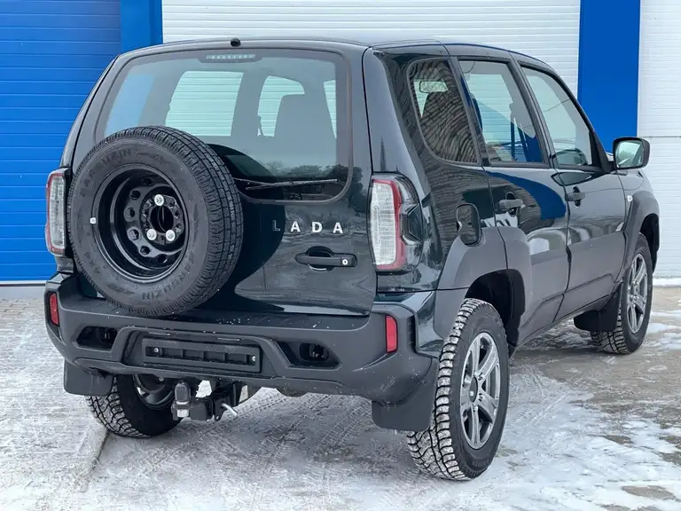 Новая Lada Niva Travel 2022 года в комплектации Classic зеленого цвета в автосалоне Авангард 29 г. Вельск.