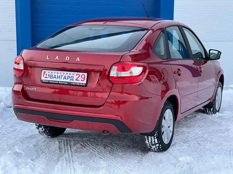 Новая Lada Granta 2022 года в кузове лифтбек бордового цвета в автосалоне Авангард 29 г. Вельск.