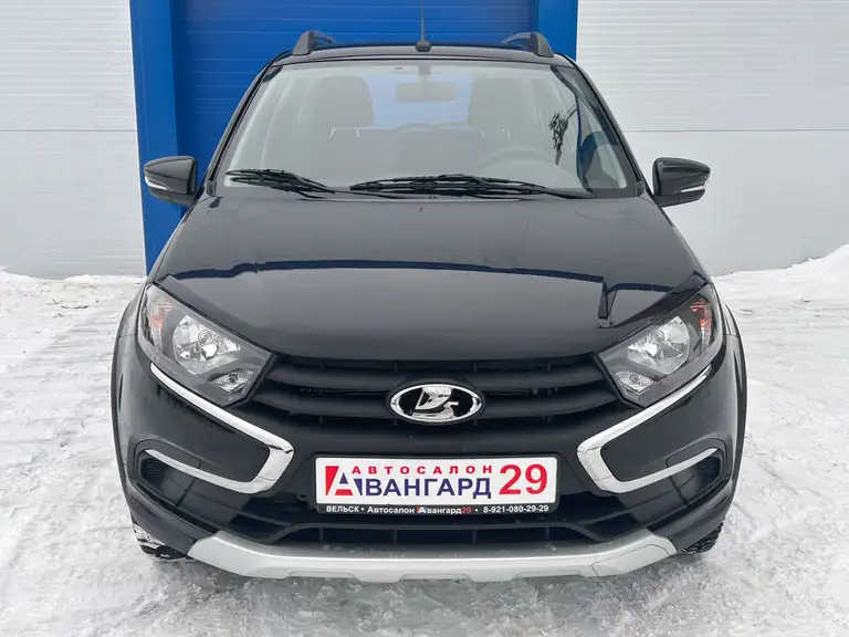 Новая Lada Granta Cross в кузове универсал черного цвета в автосалоне Авангард 29 г. Вельск.