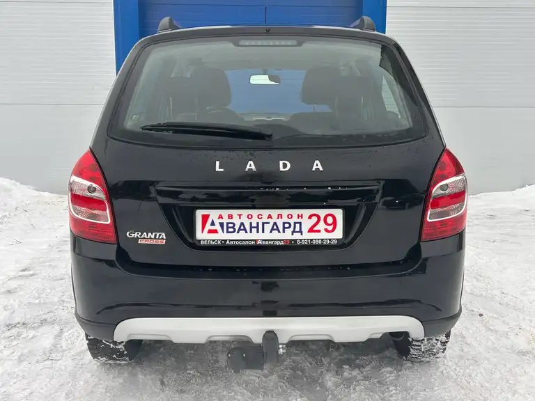 Новая Lada Granta Cross в кузове универсал черного цвета в автосалоне Авангард 29 г. Вельск.