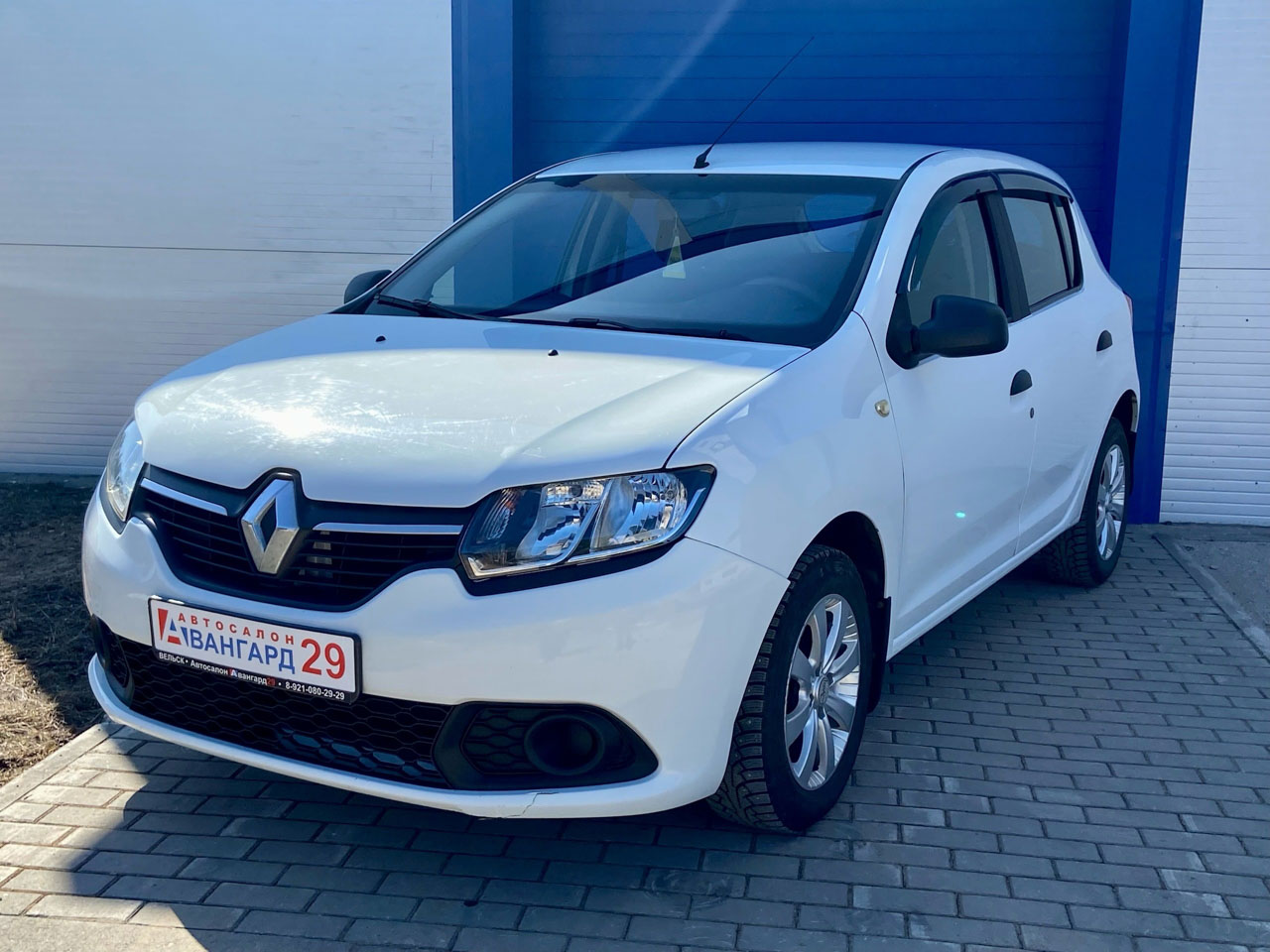 Renault Sandero 2015 года выпуска с пробегом 47000 км. 3 владельца по ПТС. Не битый. За наличные или в кредит.