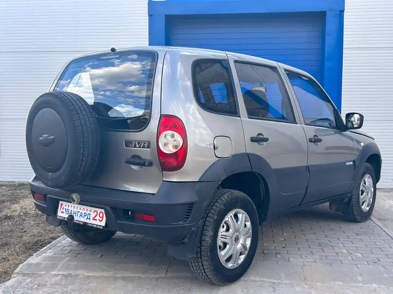 Chevrolet Niva 2011 года выпуска с пробегом 132000 км. 1 владелец по ПТС. Не битый.