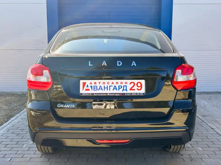 Новая Lada Granta 2023 года в кузове лифтбек черного цвета в автосалоне Авангард 29 г. Вельск.